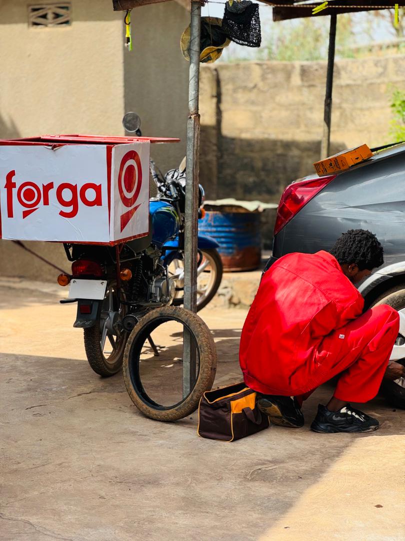 Professionnel de forga en atelier